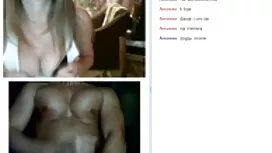 Un bambino spinge un ...