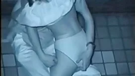 RAGAZZA serve con mo ...